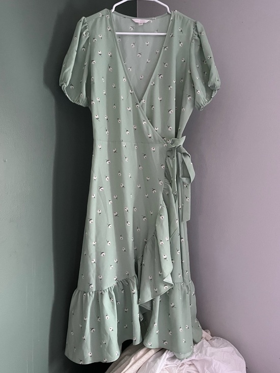 LC Lauren Conrad Dresses & Skirts - LC Floral Wrap Midi Dress